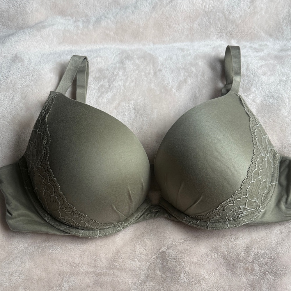 Victoria's Secret Fabulous Smooth Plunge Push Up Lace Bra